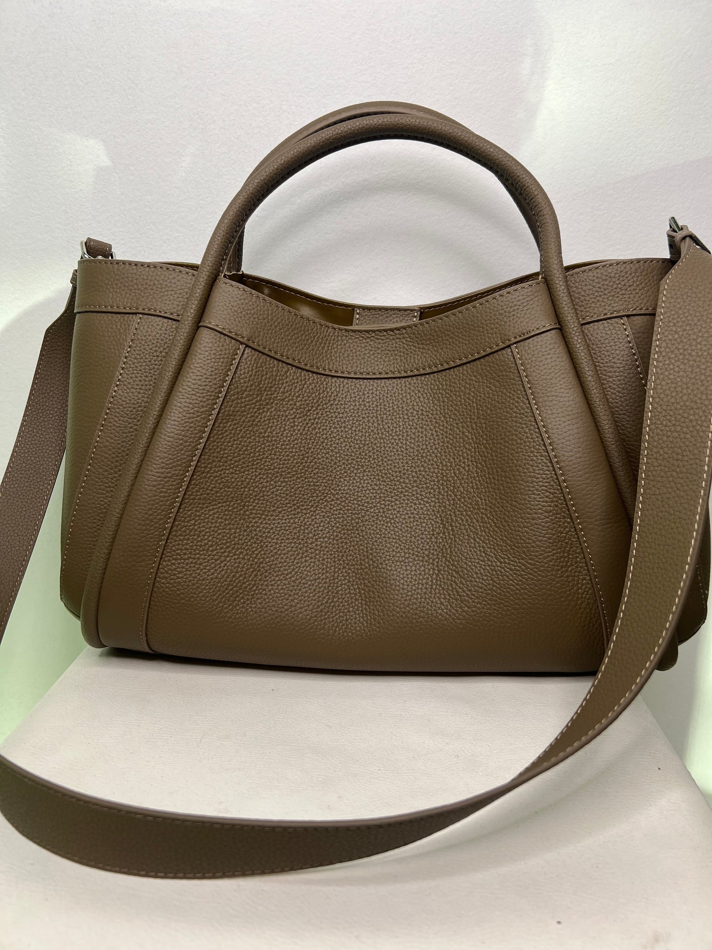 Mittelgroße Tasche Stella aus Echtleder