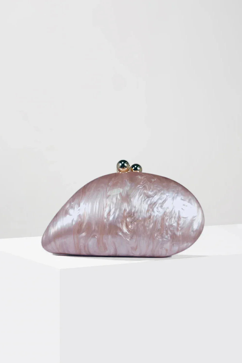 Clutch aus Acryl in Perlmutt-Muscheloptik Livia
