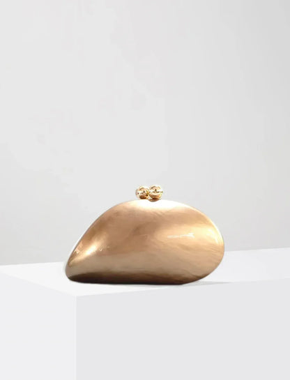 Clutch aus Acryl in Perlmutt-Muscheloptik Livia