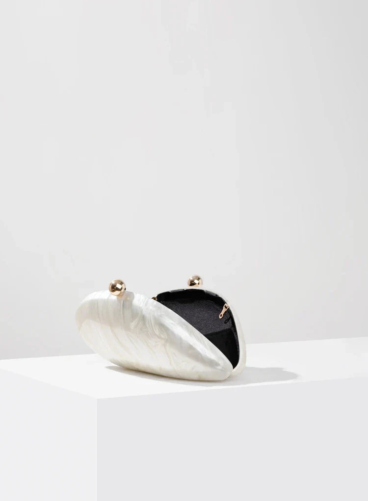 Clutch aus Acryl in Perlmutt-Muscheloptik Livia