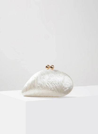 Clutch aus Acryl in Perlmutt-Muscheloptik Livia